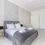 Designer Apartment On The Budapest Broadway W 2Br, Ac And Panorama Balcony