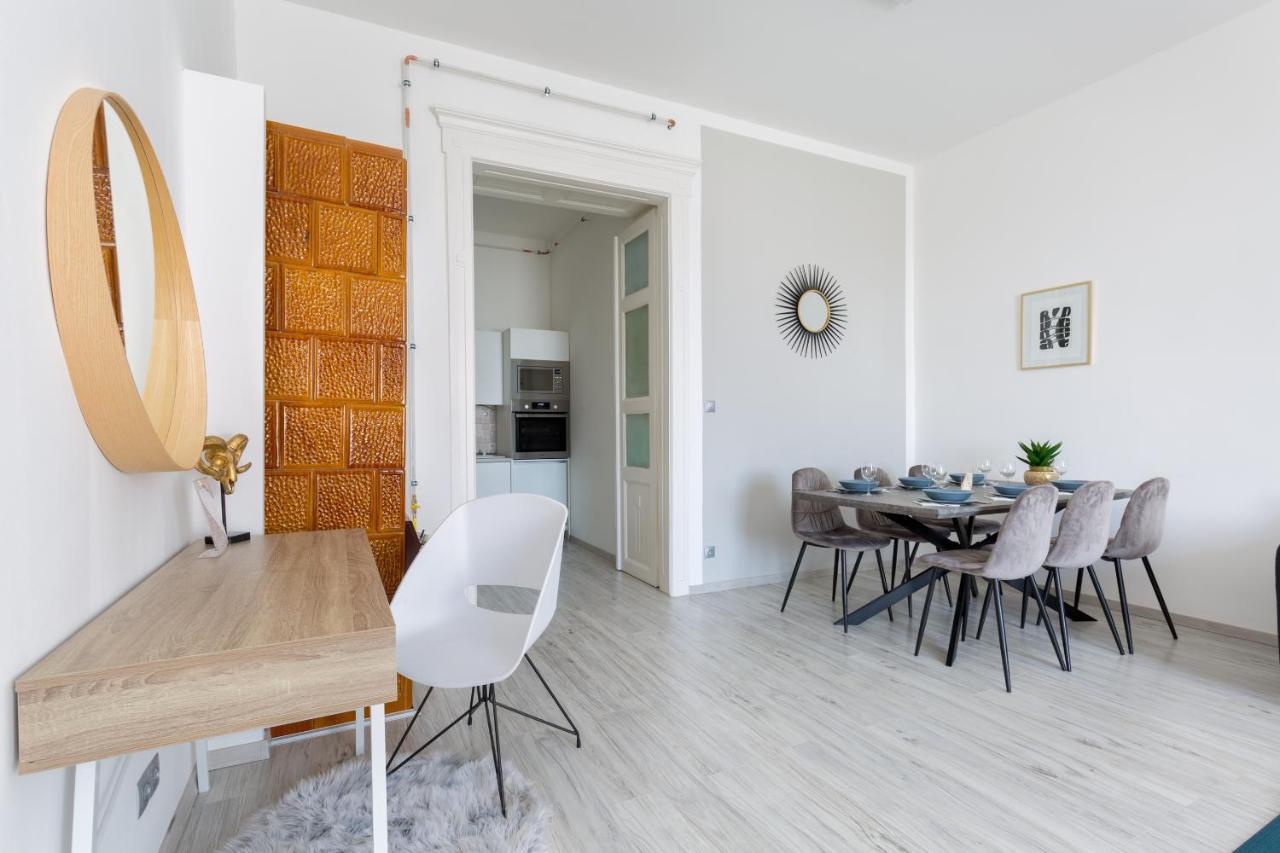 Designer On The Broadway W 2br, Ac And Panorama Balcony Apartment