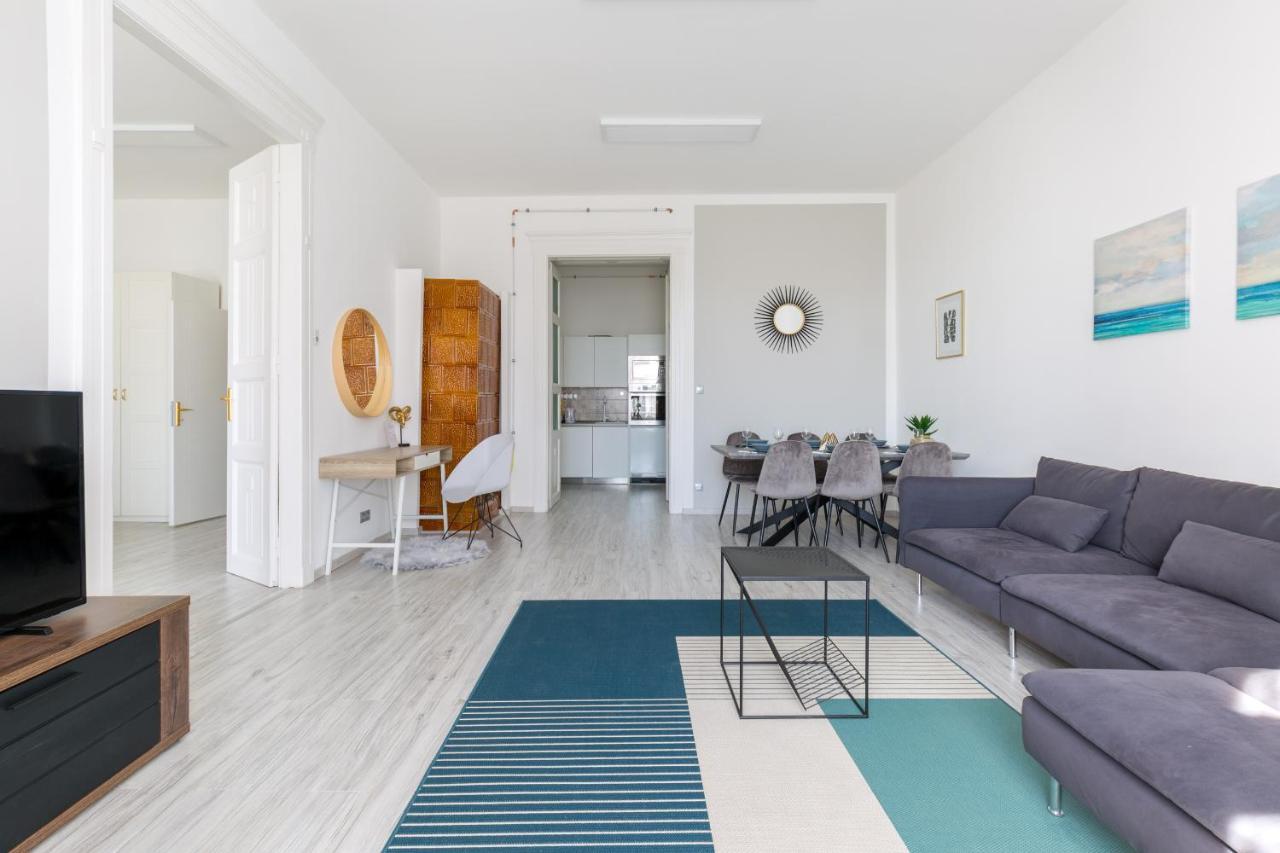 Designer On The Broadway W 2br, Ac And Panorama Balcony Apartment