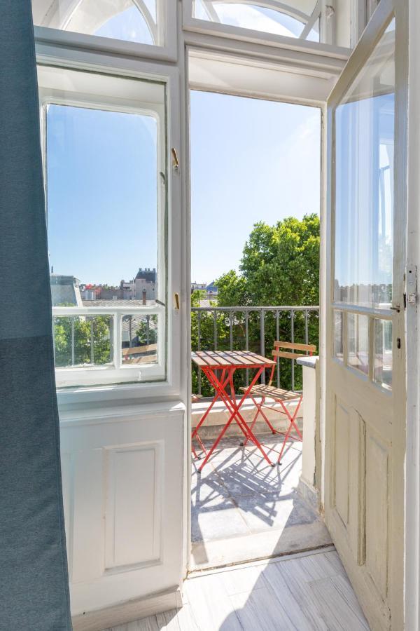 Designer On The Broadway W 2br, Ac And Panorama Balcony Apartment *