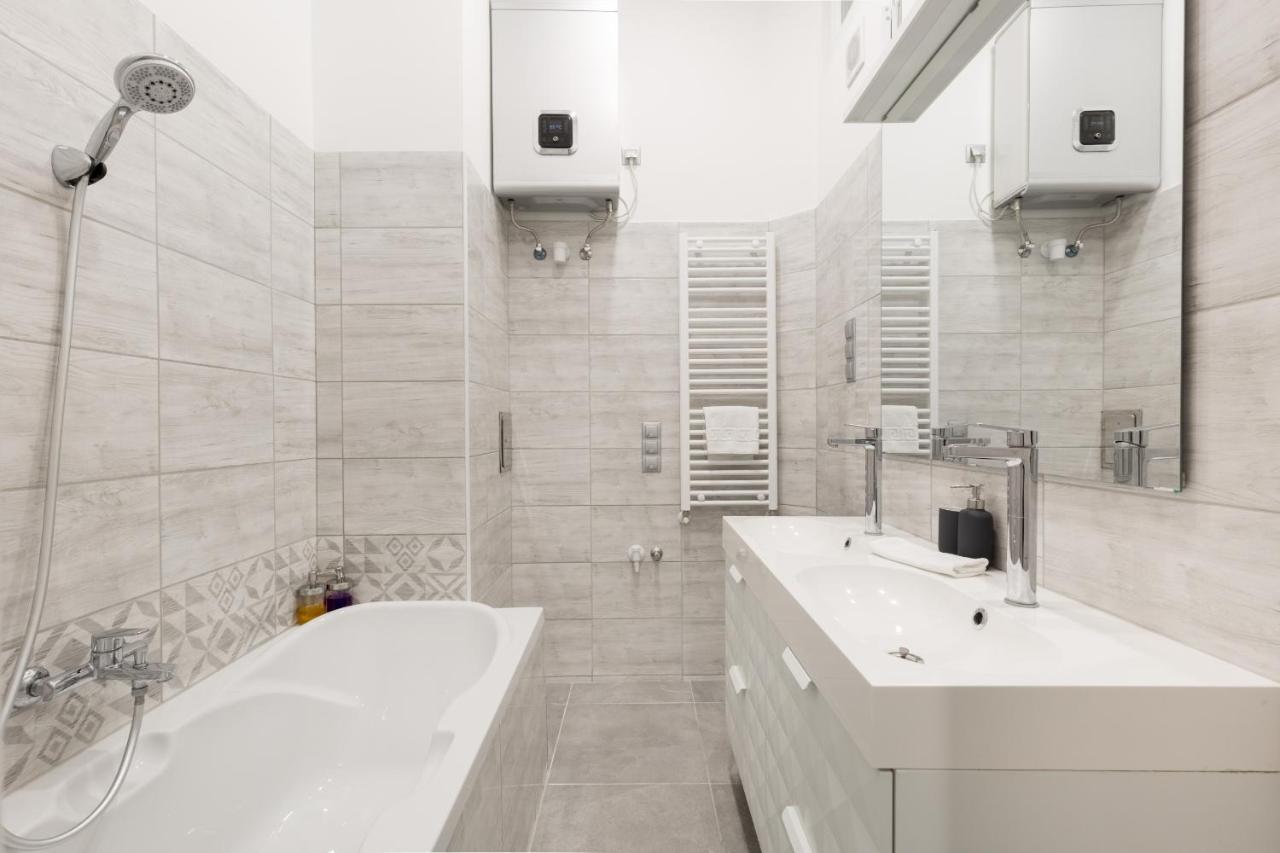 Designer On The Broadway W 2br, Ac And Panorama Balcony Apartment