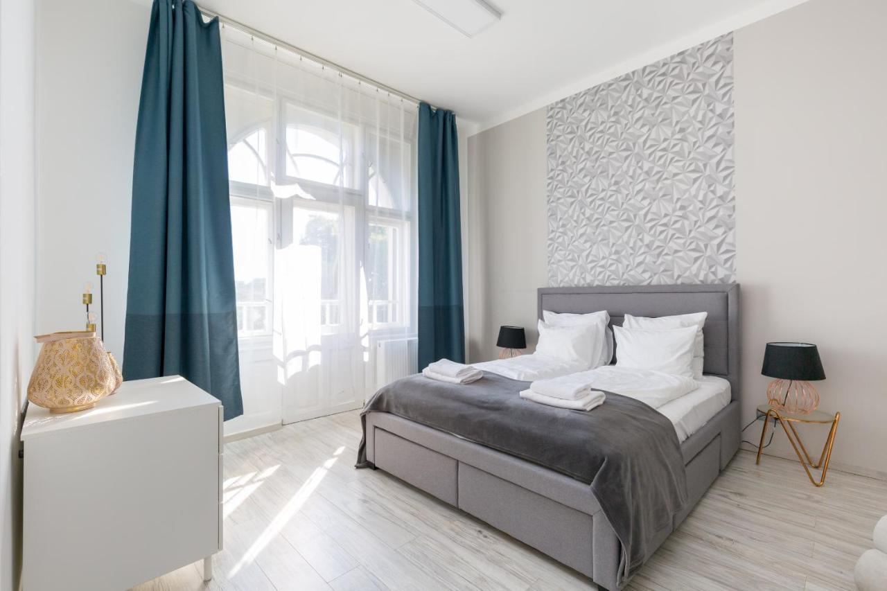 Designer On The Broadway W 2br, Ac And Panorama Balcony Apartment *