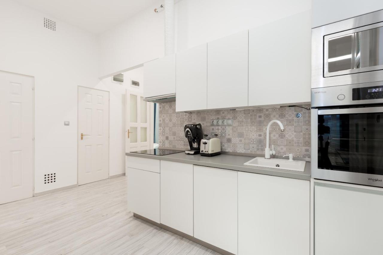 Designer On The Broadway W 2br, Ac And Panorama Balcony * Budapest